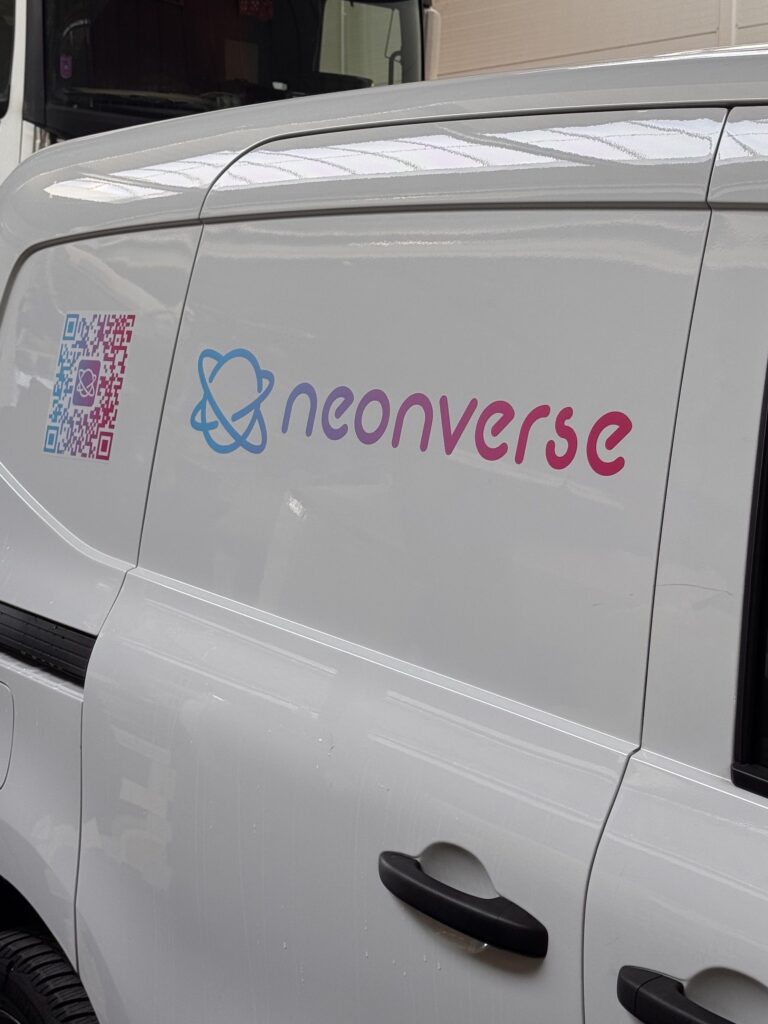 oklejone_auto_neonverse